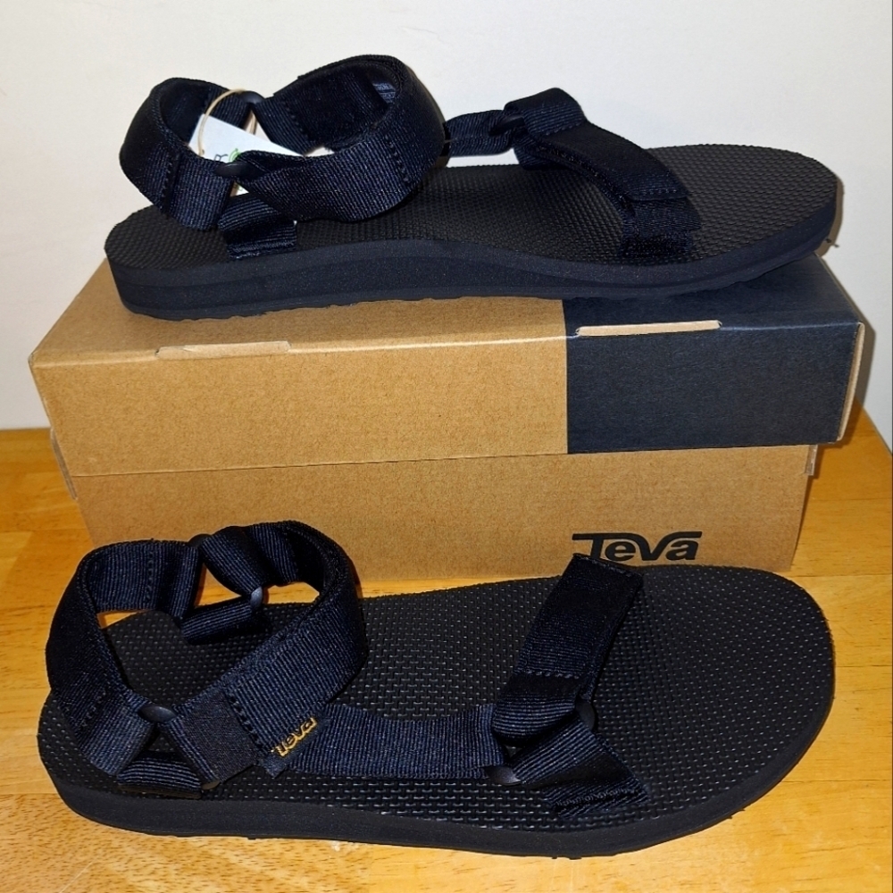A pair of Teva M. Universal Urban 1004010/BLK. Sandals in a size 9. NWB
